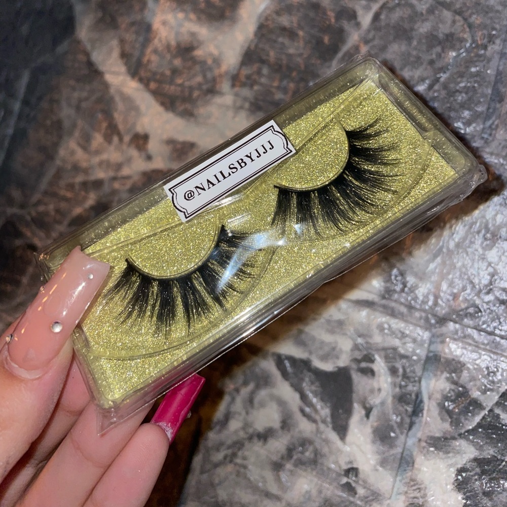 Volume Wispy False Lashes - Picture 2 of 2